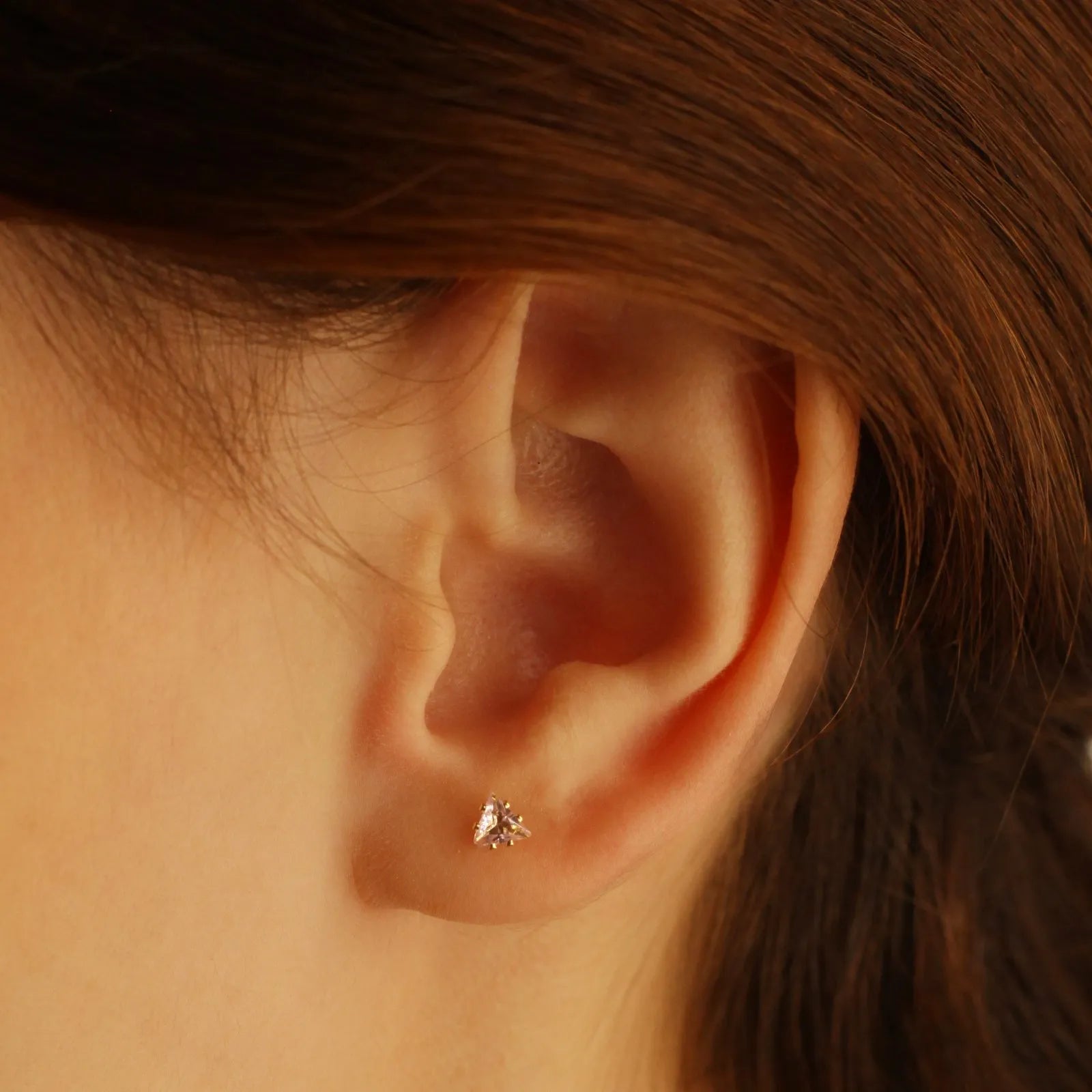 BRINCO TRIANGULAR PEDRA ROSA CLARO BANHADO A OURO 18K- 4MM