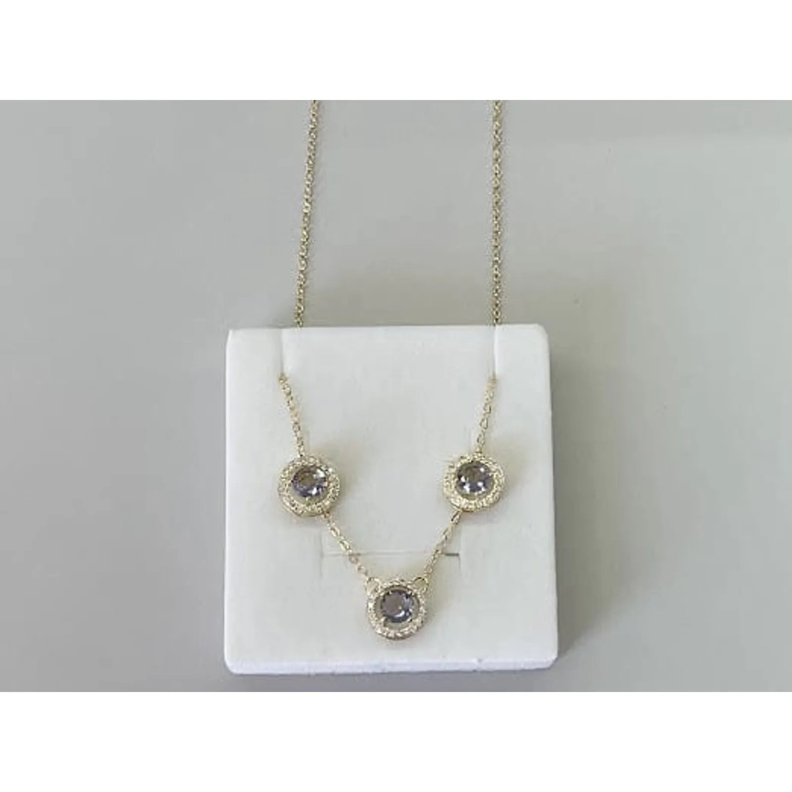 CONJUNTO REDONDO CRAVEJADO COM PEDRA LILÁS OURO