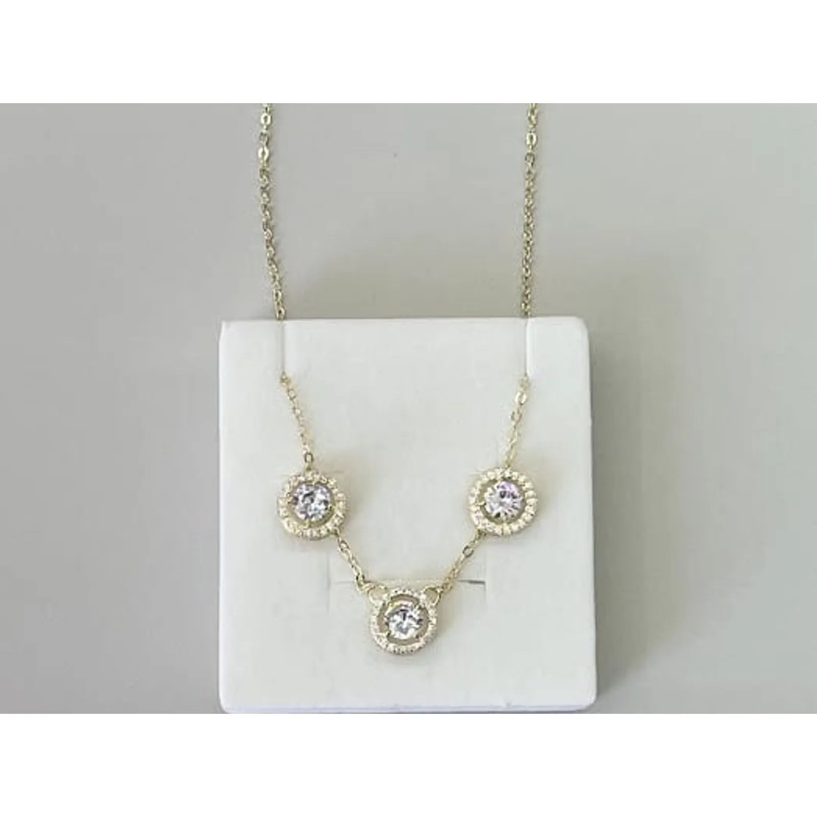 CONJUNTO REDONDO CRAVEJADO COM PEDRA CRISTAL OURO