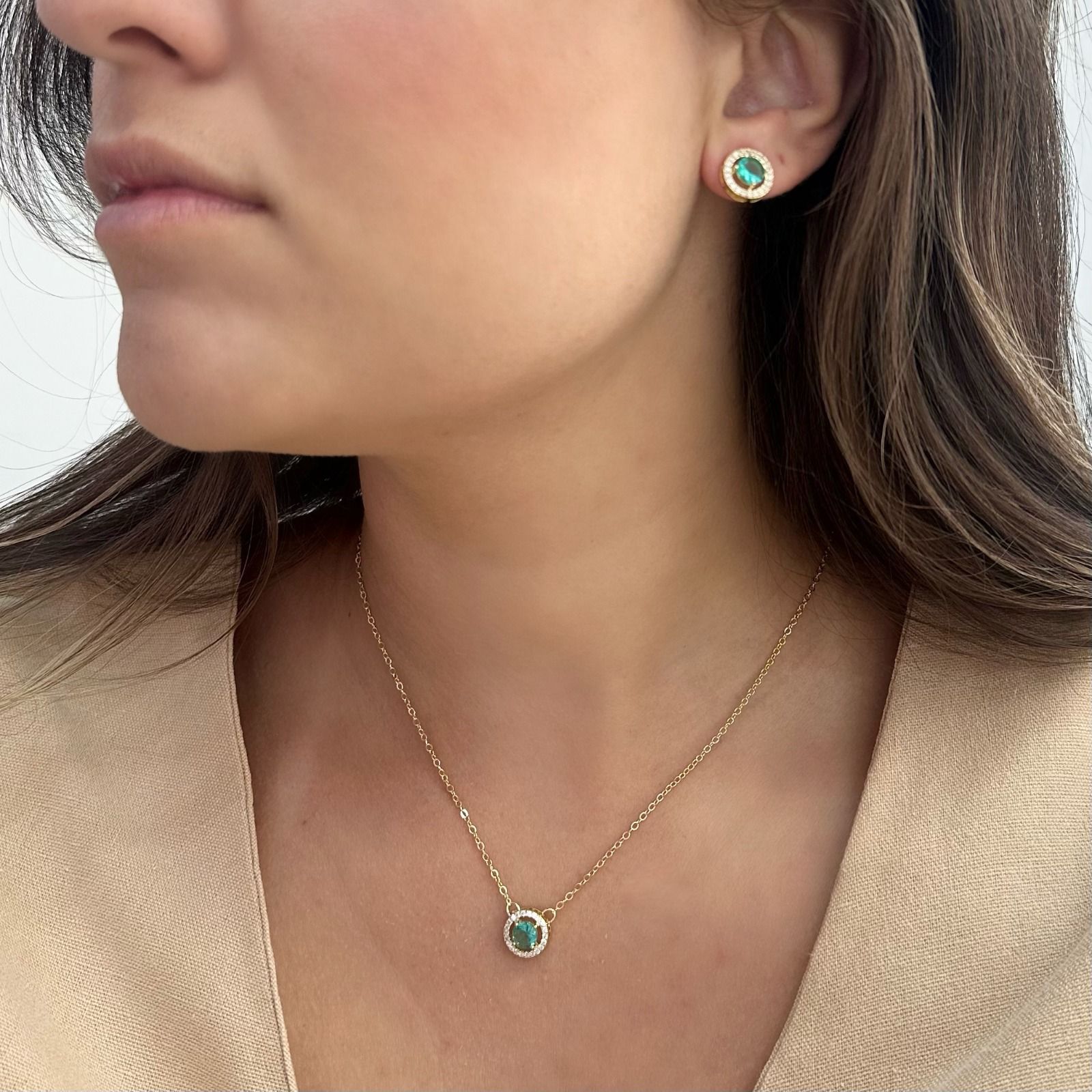 CONJUNTO REDONDO CRAVEJADO COM PEDRA VERDE OURO