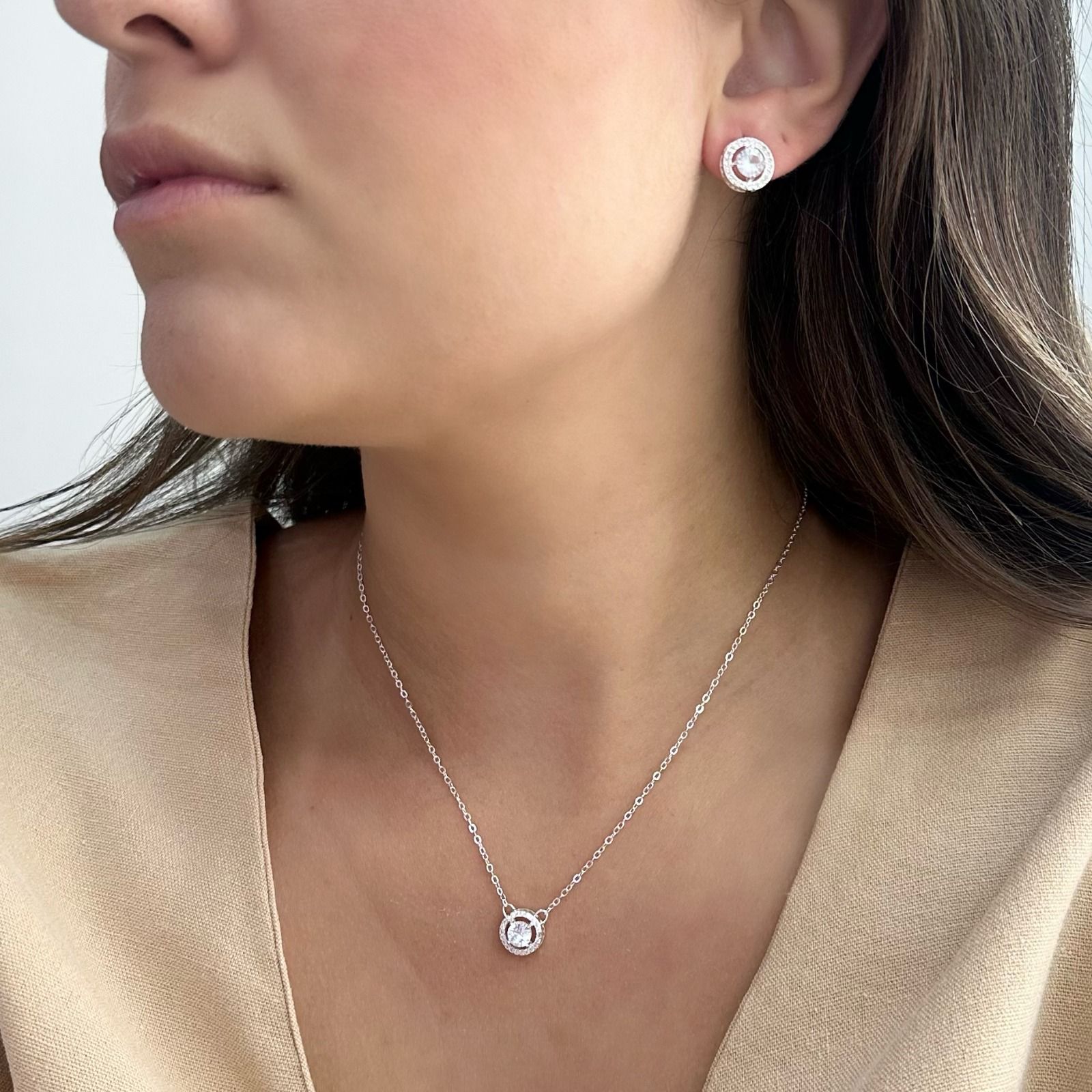 CONJUNTO REDONDO CRAVEJADO COM PEDRA CRISTAL