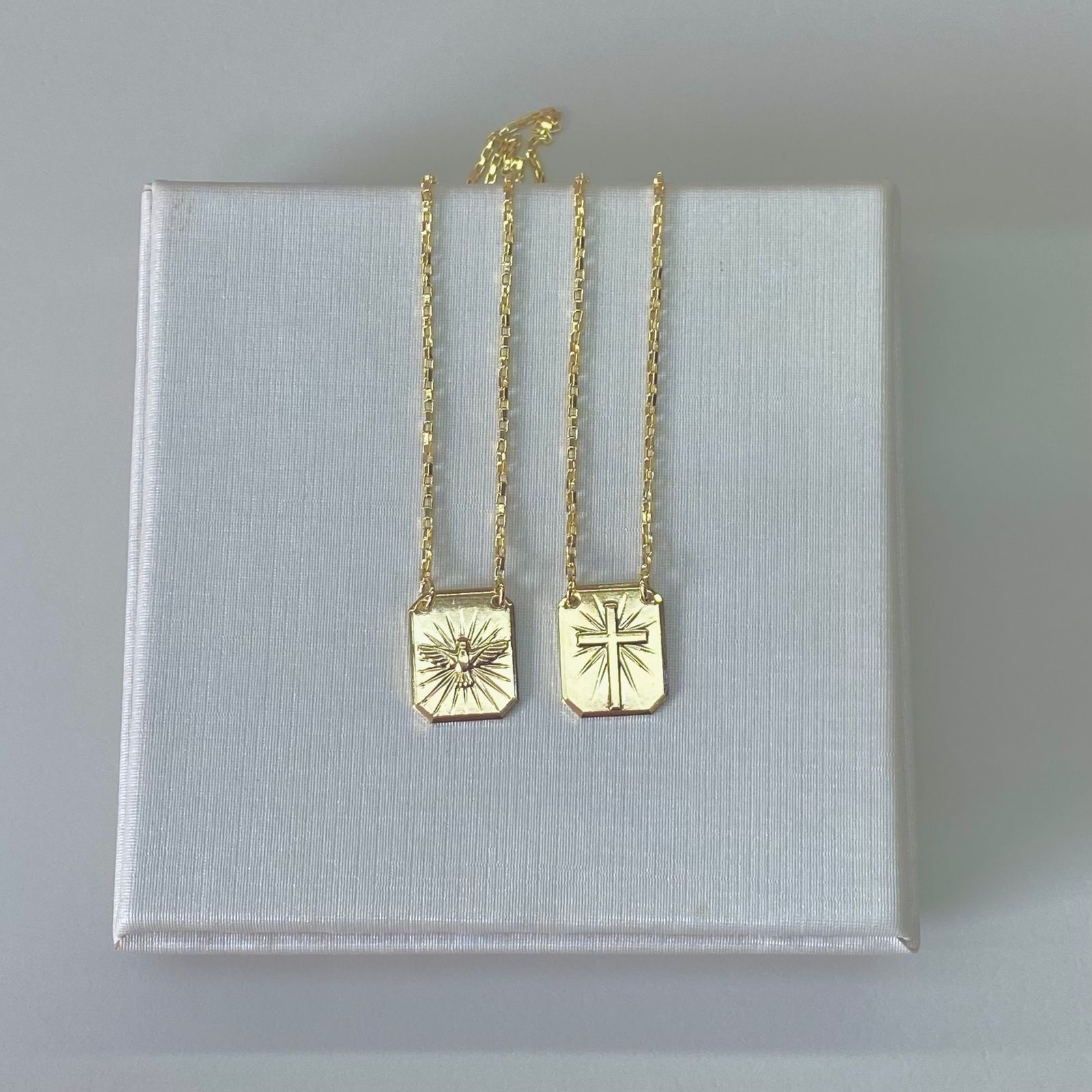 ESCAPULÁRIO ESPIRITO SANTO E CRUZ BANHADO A OURO 18K