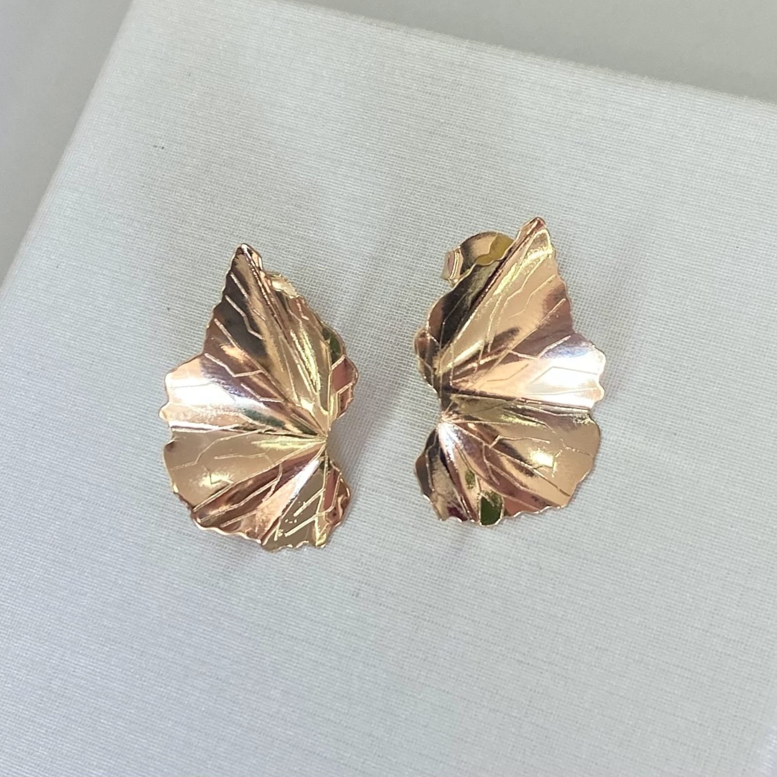 BRINCO ORGÂNICO FOLHA BANHADO A OURO 18K