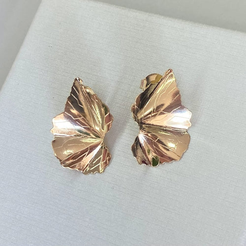 BRINCO ORGÂNICO FOLHA BANHADO A OURO 18K