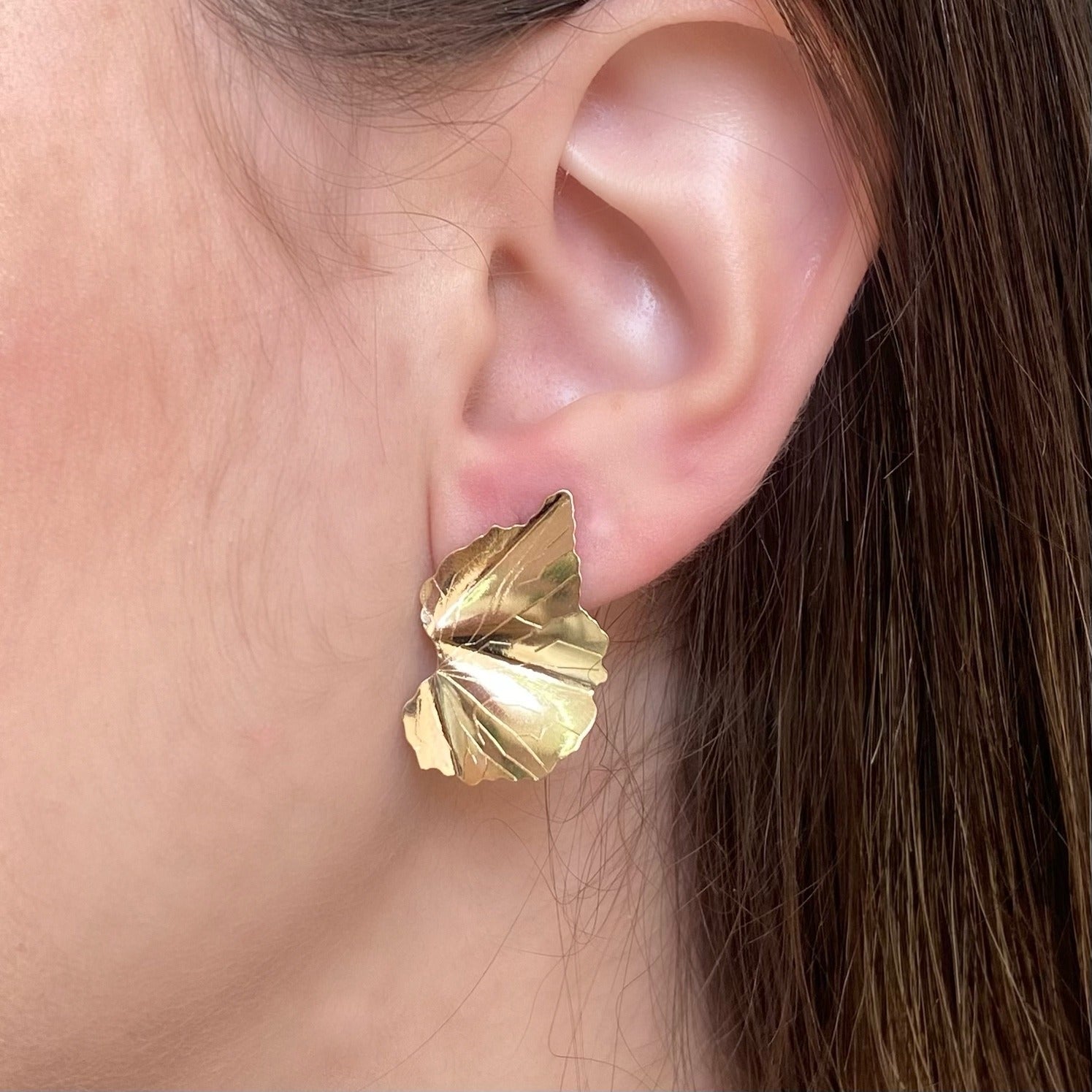 BRINCO ORGÂNICO FOLHA BANHADO A OURO 18K