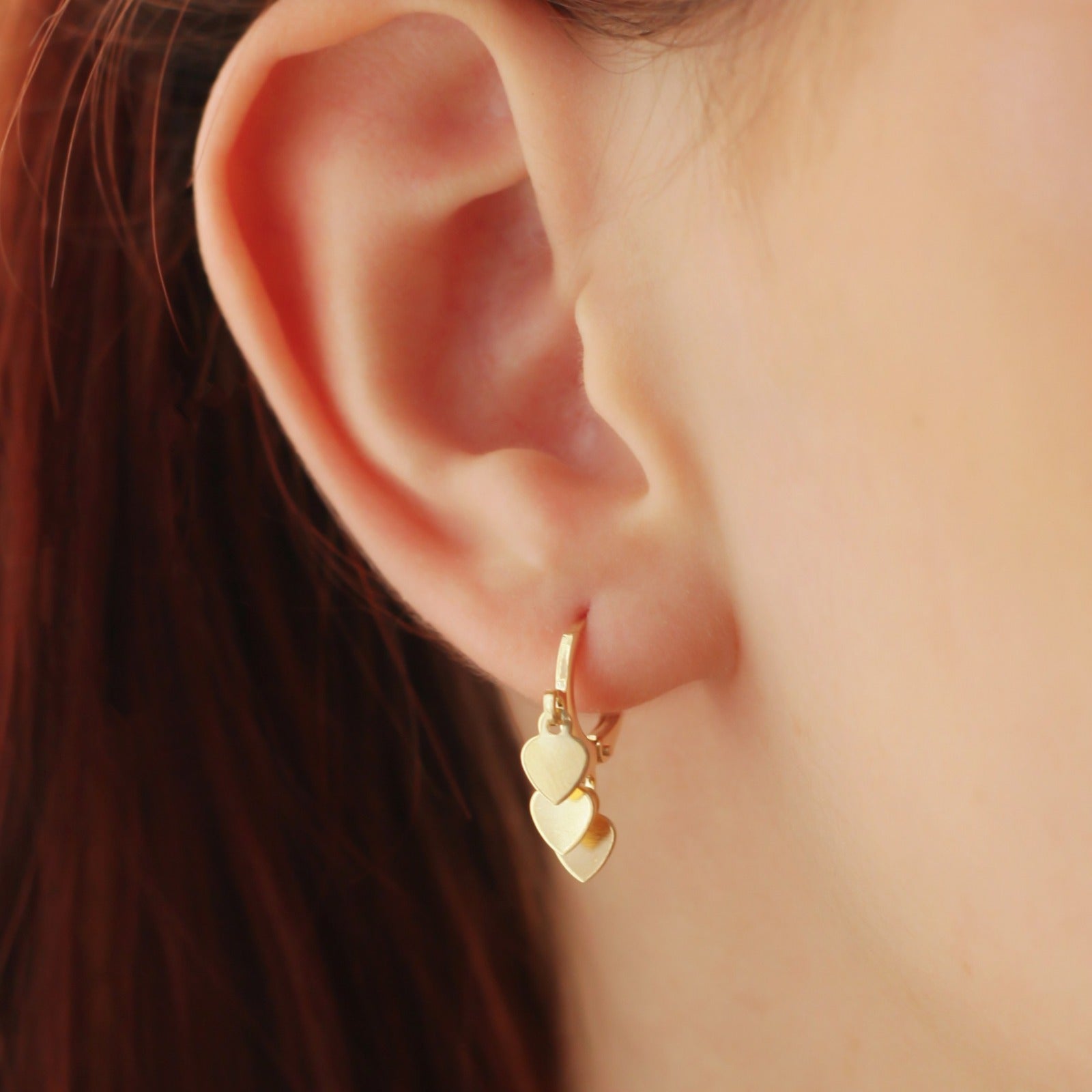 BRINCO ARGOLINHA 3 CORAÇÕES CHAPA BANHADA A OURO 18K