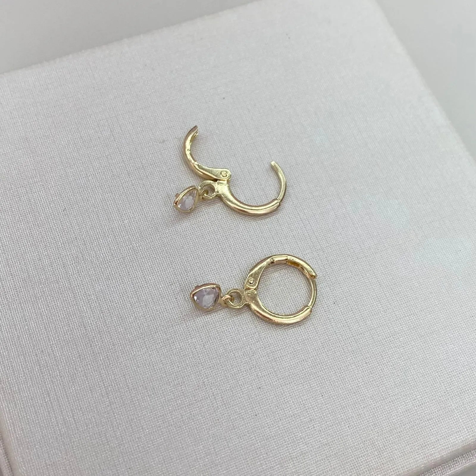 BRINCO ARGOLINHA CORAÇÃO PONTO DE LUZ BANHADA A OURO 18K