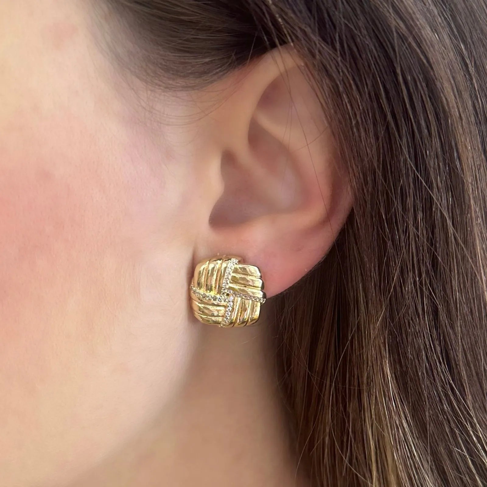 BRINCO QUADRADO DETALHES BANHADO A OURO18K