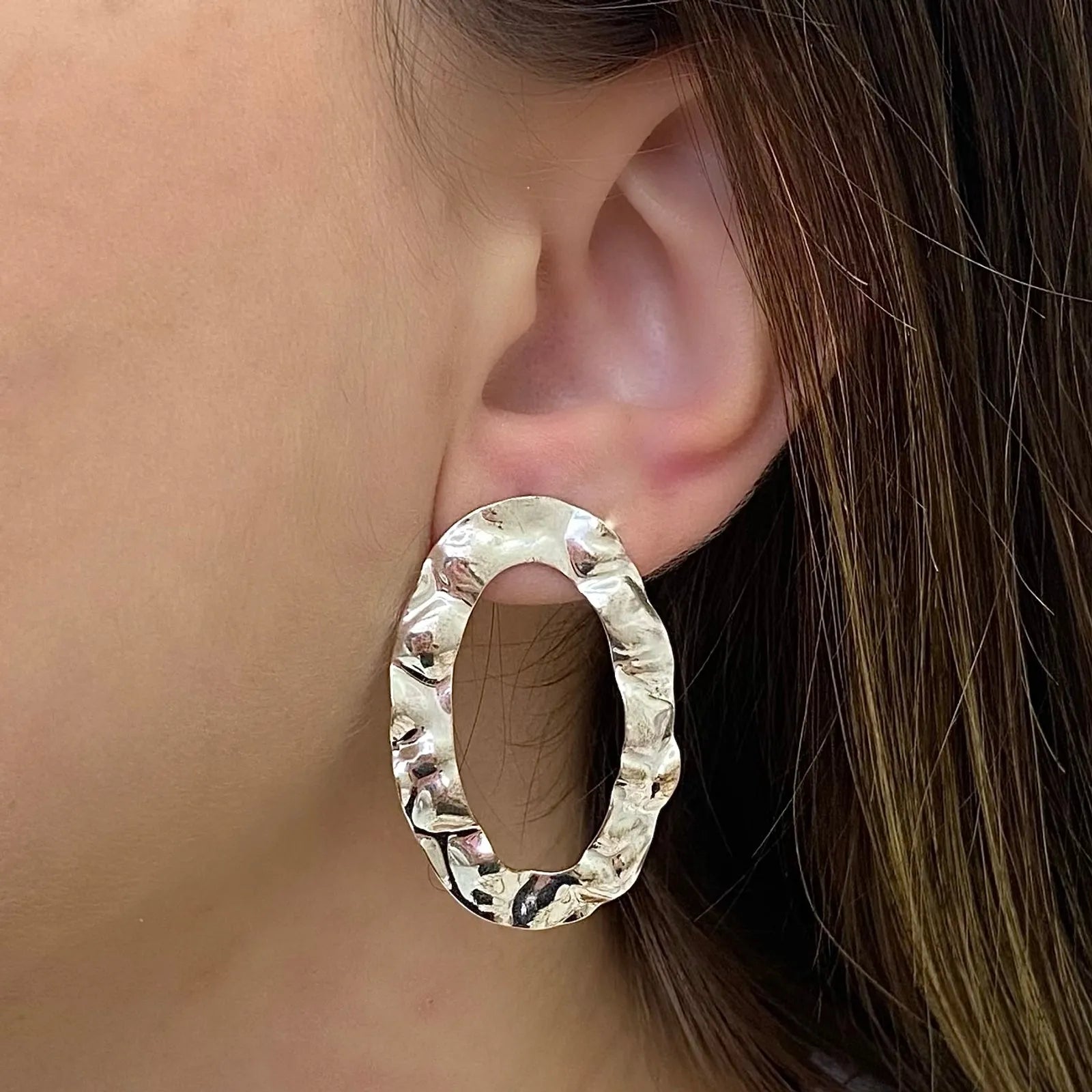 BRINCO OVAL VAZADO ORGÂNICO BANHADO A PRATA