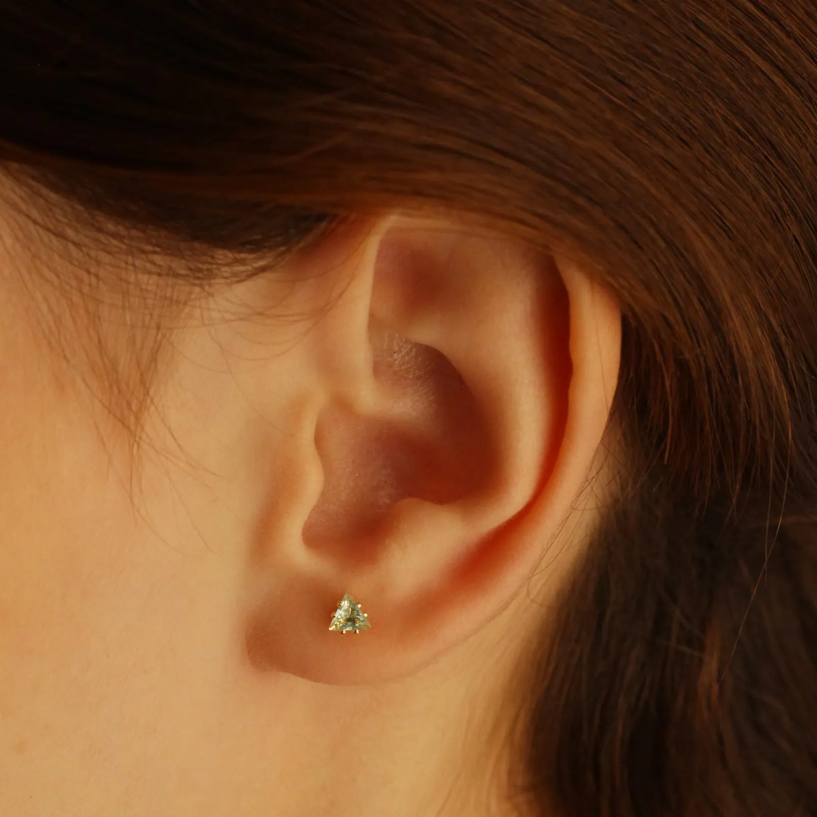 BRINCO TRIANGULAR VERDE CLARO BANHADO A OURO 18K /4MM