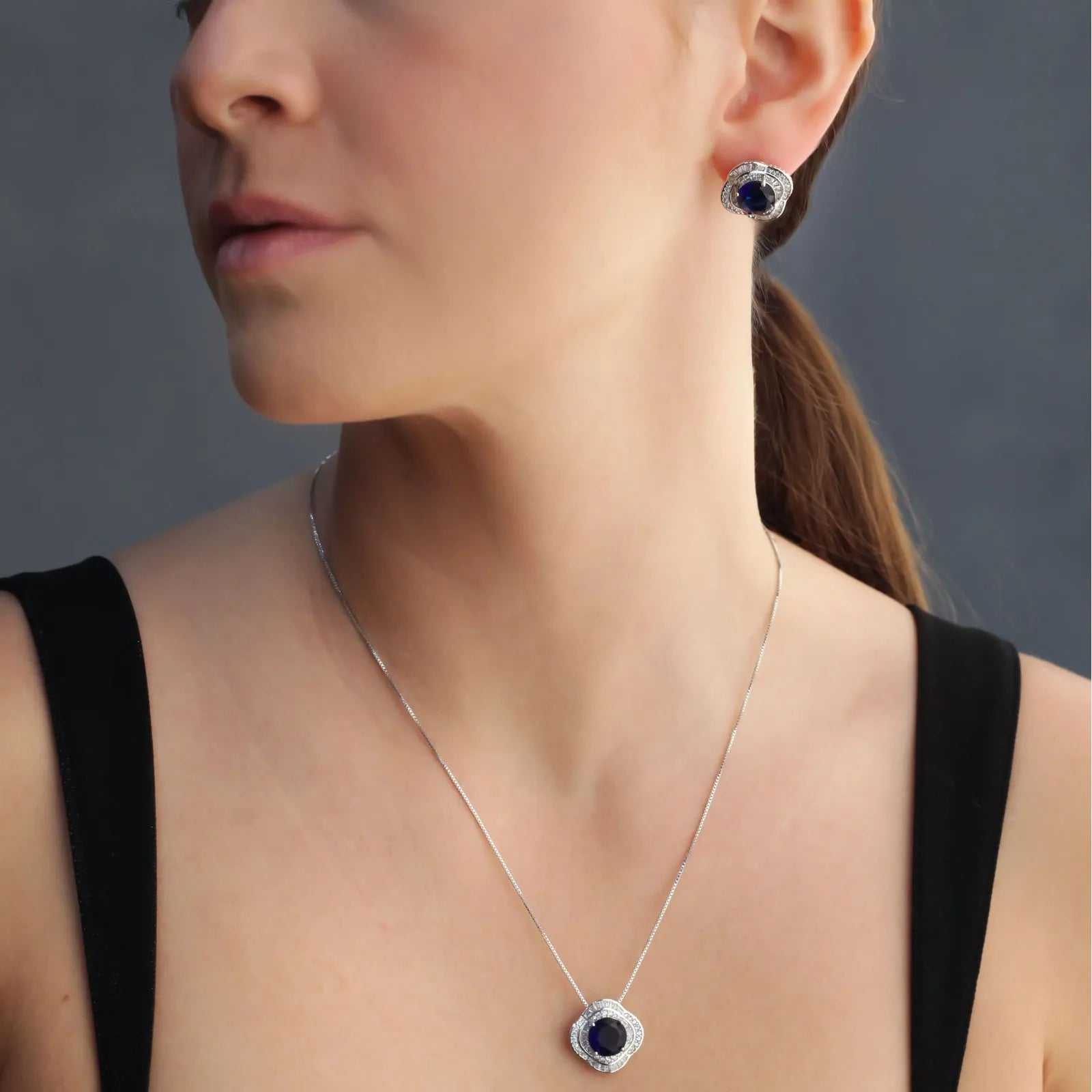 CONJUNTO LUXO PEDRA REDONDA BANHADO A RÓDIO BRANCO CRISTAL