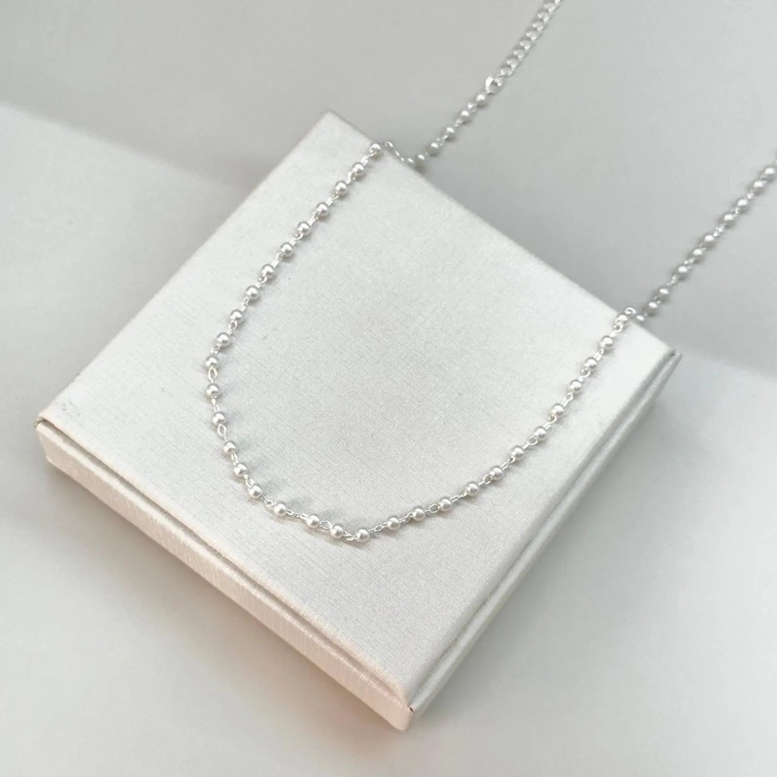 CHOKER PÉROLAS MINI BANHADA A PRATA