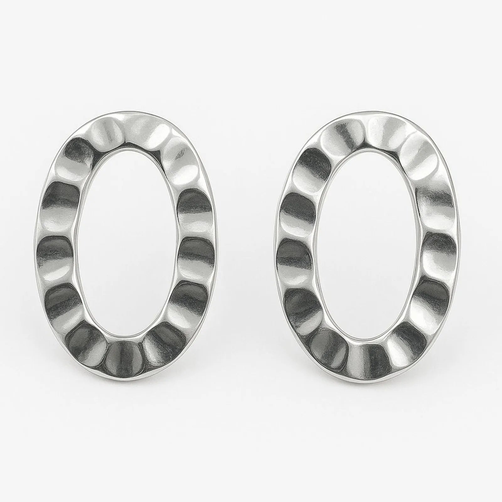 BRINCO OVAL VAZADO ORGÂNICO BANHADO A PRATA