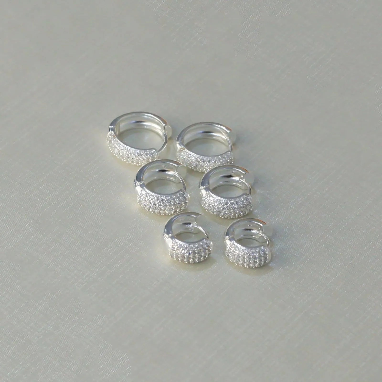 BRINCO TRIO ARGOLA 5mm CRAVEJADO CRISTAL BANHADO A PRATA