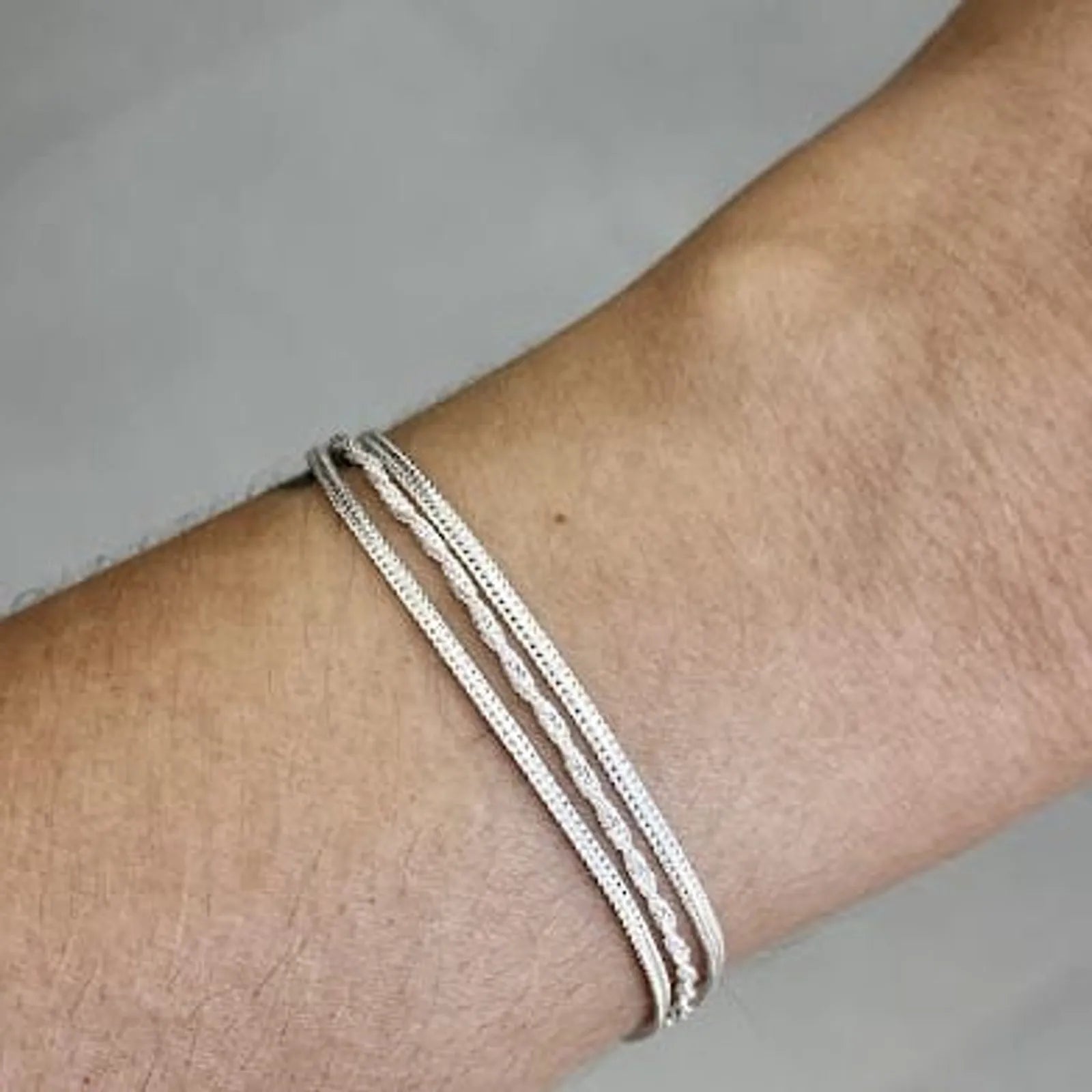 PULSEIRA DELICADA TRIPLA BANHADA A PRATA