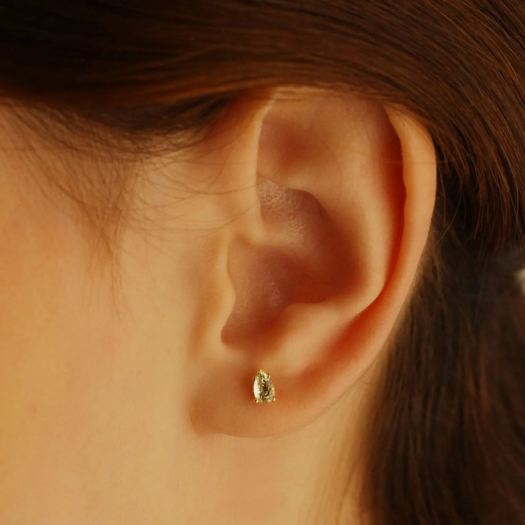 BRINCO GOTA VERDE CLARO BANHADO A OURO 18K / 4MM