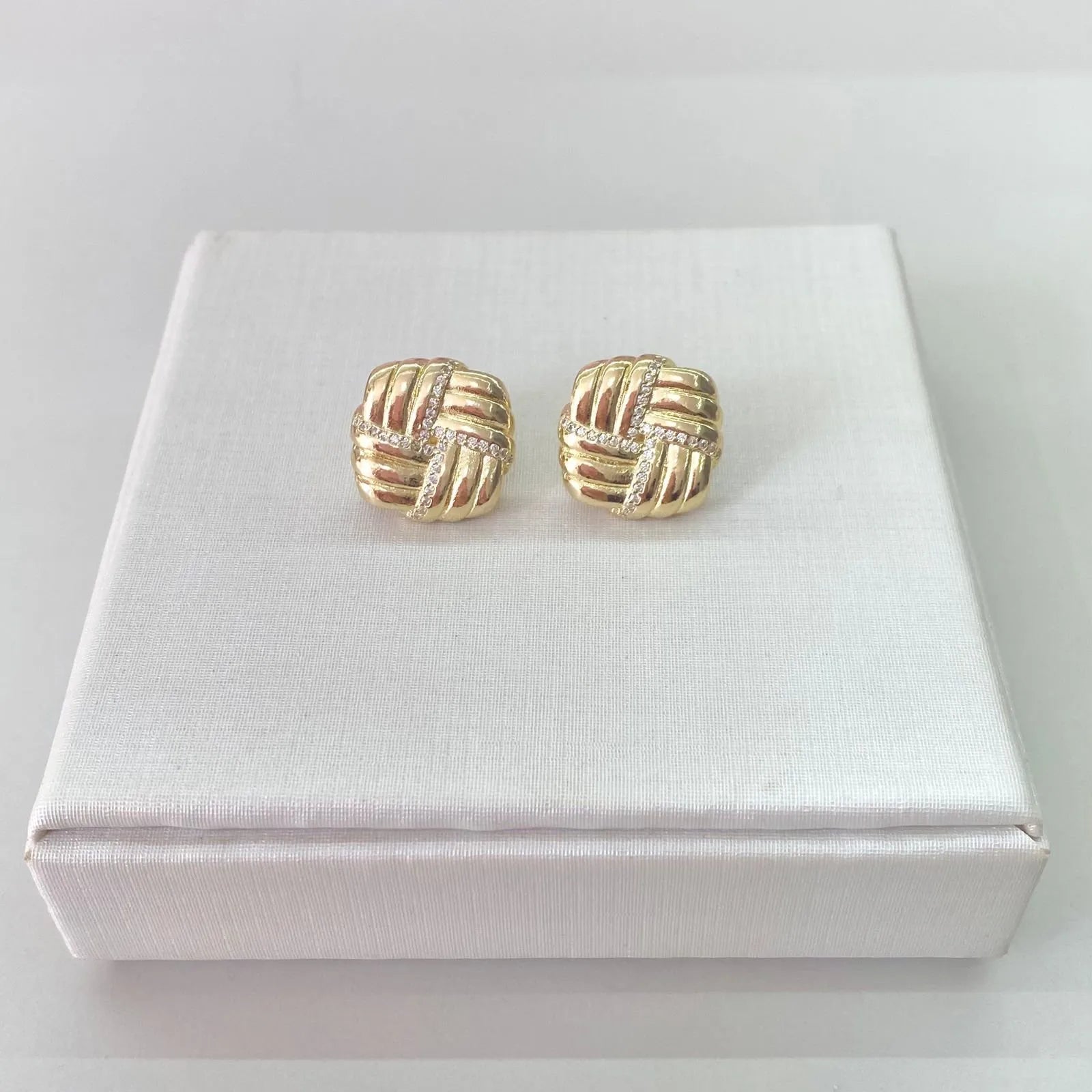 BRINCO QUADRADO DETALHES BANHADO A OURO18K