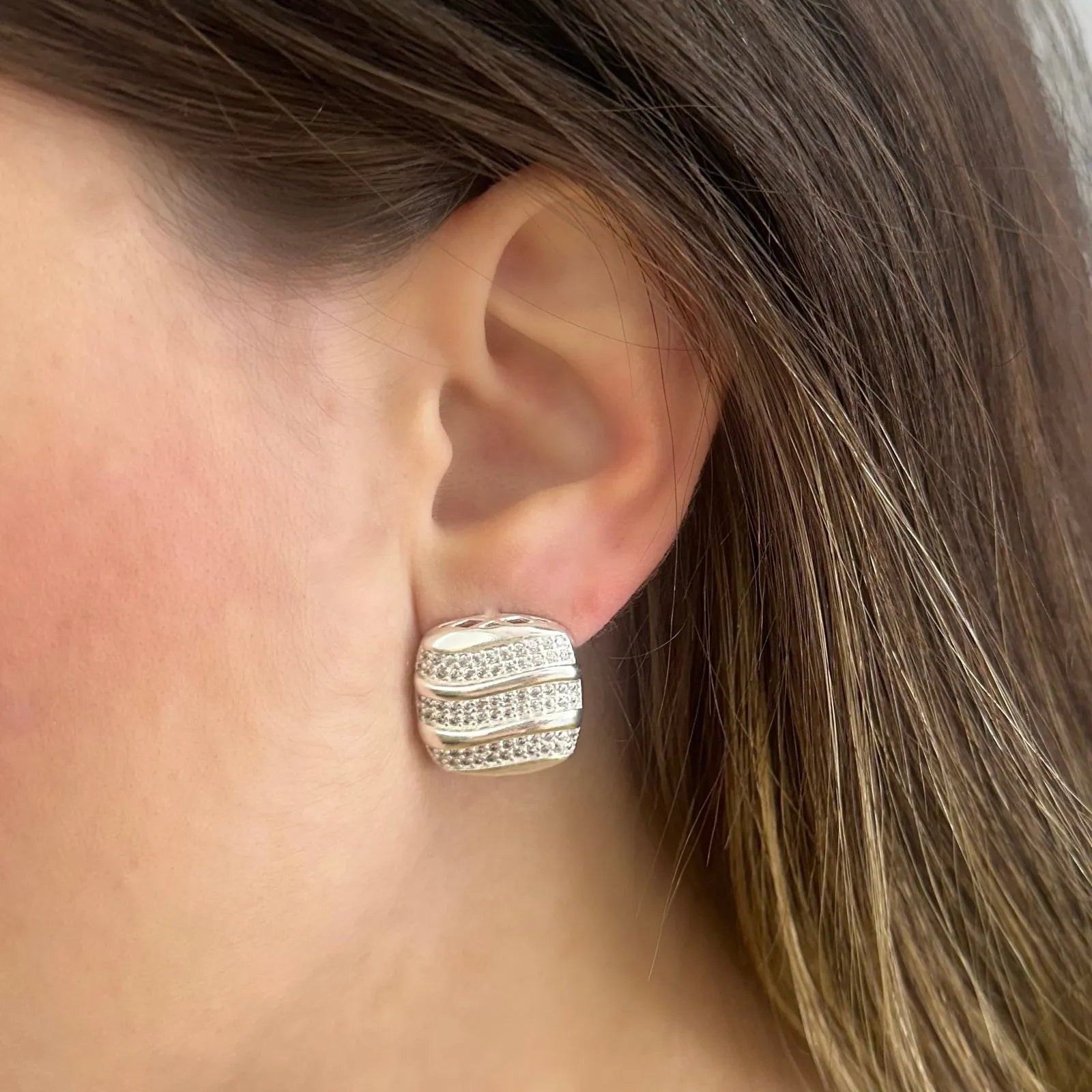 BRINCO QUADRADO LUXO BANHADO A PRATA