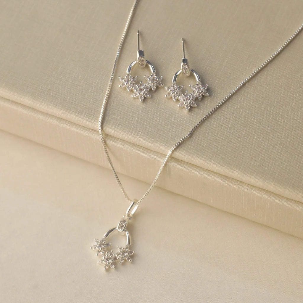 CONJUNTO FLORES MINI ZIRCÔNIA CRAVEJADO BANHADO A PRATA