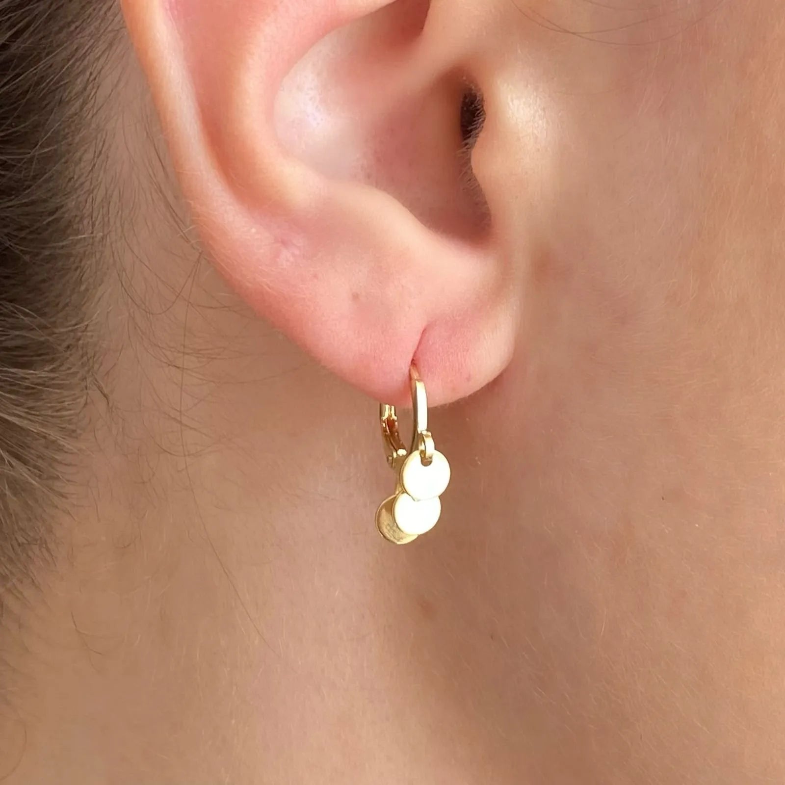 BRINCO ARGOLINHA 3 ESFERAS CHAPA BANHADA A OURO 18K