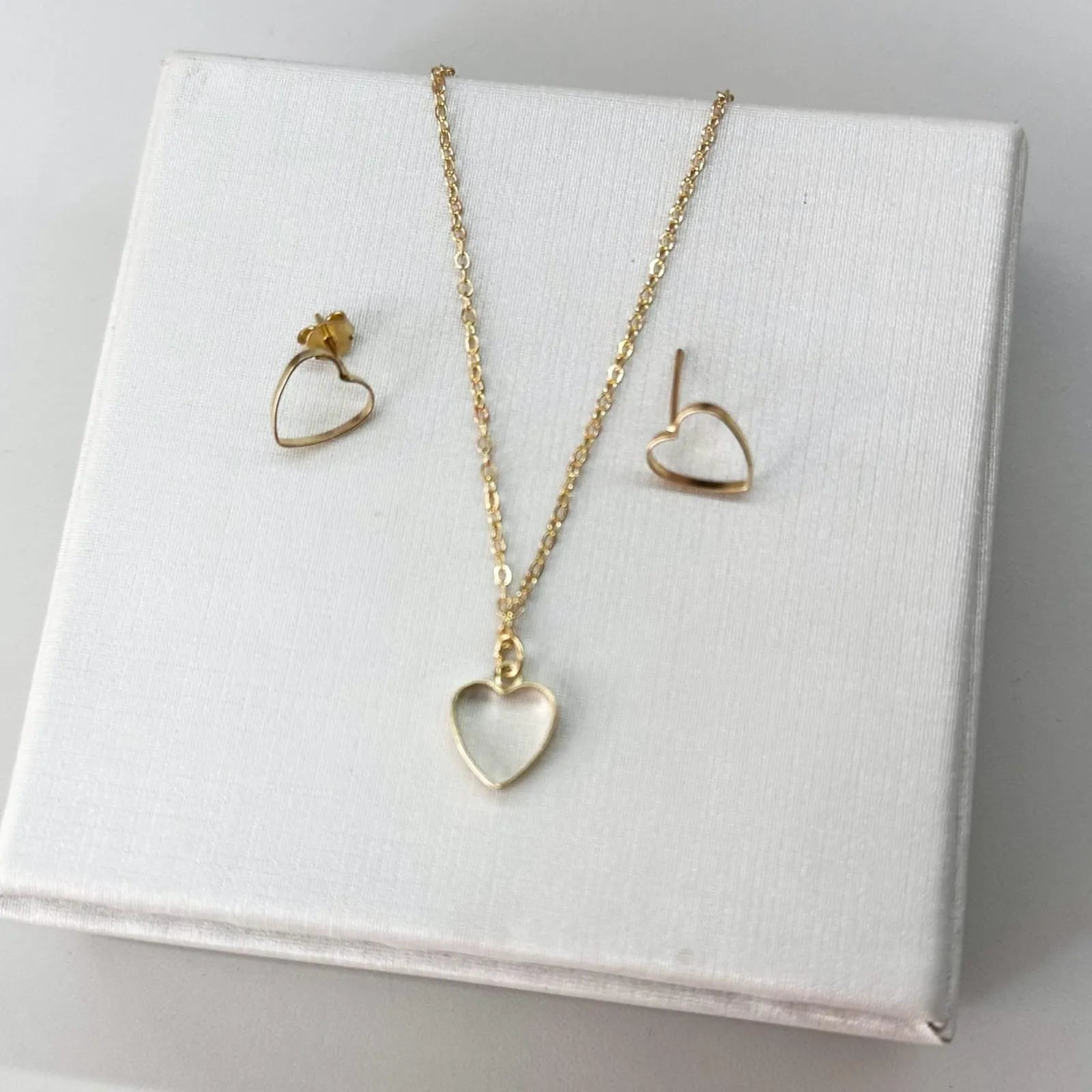CONJUNTO DE CORAÇÃO VAZADO BANHADO A OURO 18K