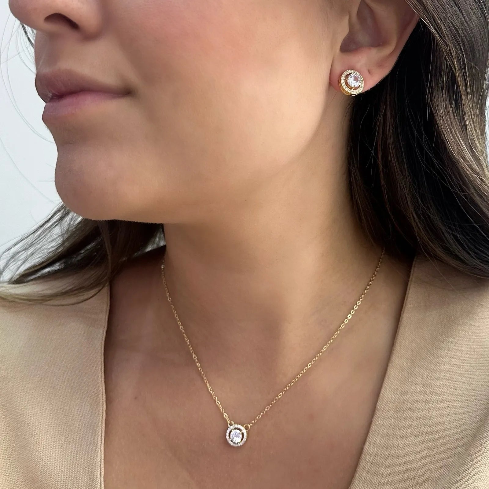 CONJUNTO REDONDO CRAVEJADO COM PEDRA CRISTAL OURO