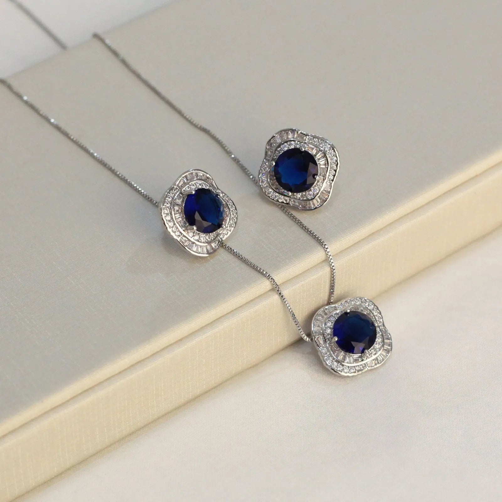 CONJUNTO LUXO PEDRA REDONDA BANHADO A RÓDIO BRANCO VIOLETA