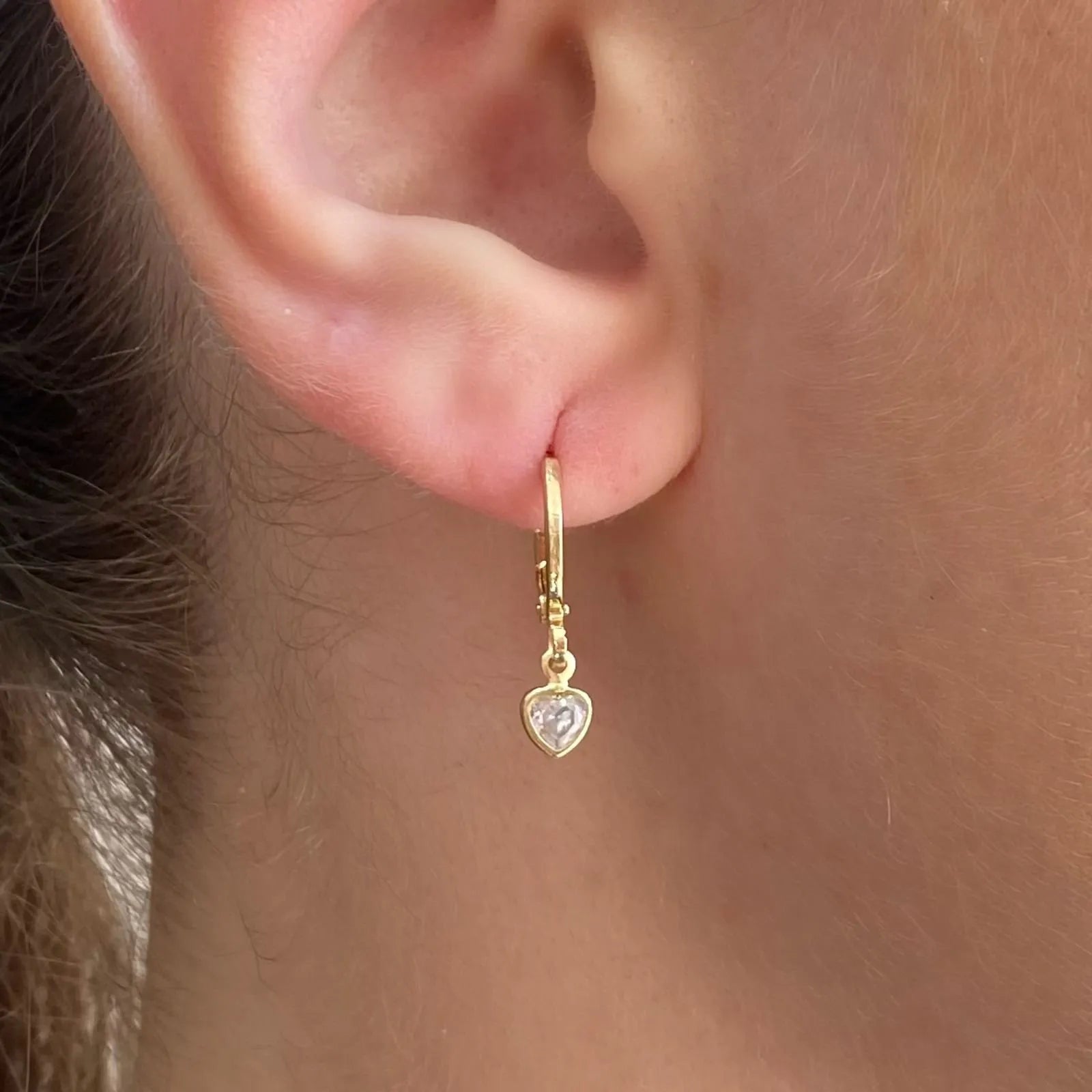 BRINCO ARGOLINHA CORAÇÃO PONTO DE LUZ BANHADA A OURO 18K