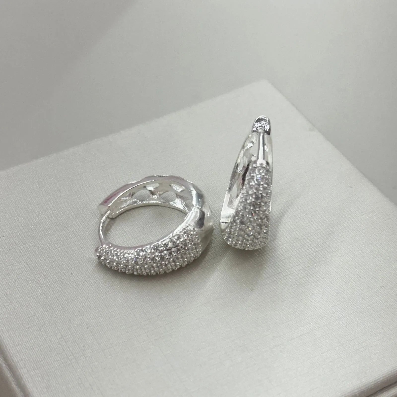 BRINCO ARGOLA CRAVEJADA BANHADA A PRATA - G