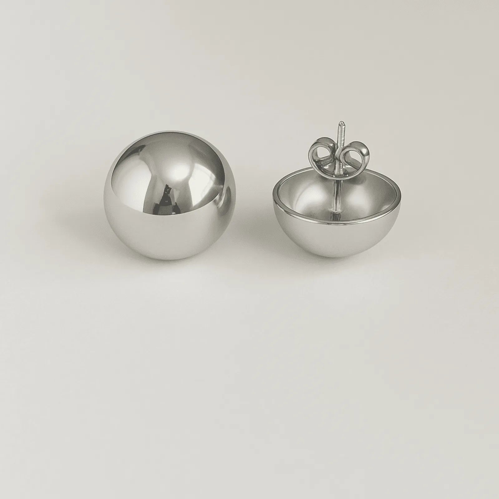 BRINCO BOTÃO LISO MÉDIO BANHADO A PRATA