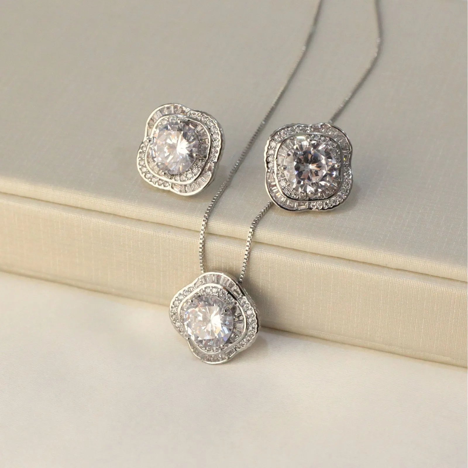 CONJUNTO LUXO PEDRA REDONDA BANHADO A RÓDIO BRANCO CRISTAL