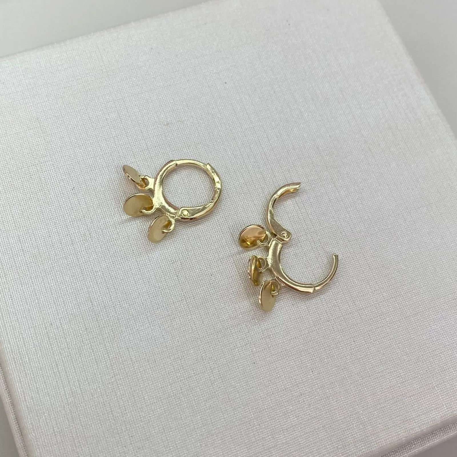 BRINCO ARGOLINHA 3 ESFERAS CHAPA BANHADA A OURO 18K