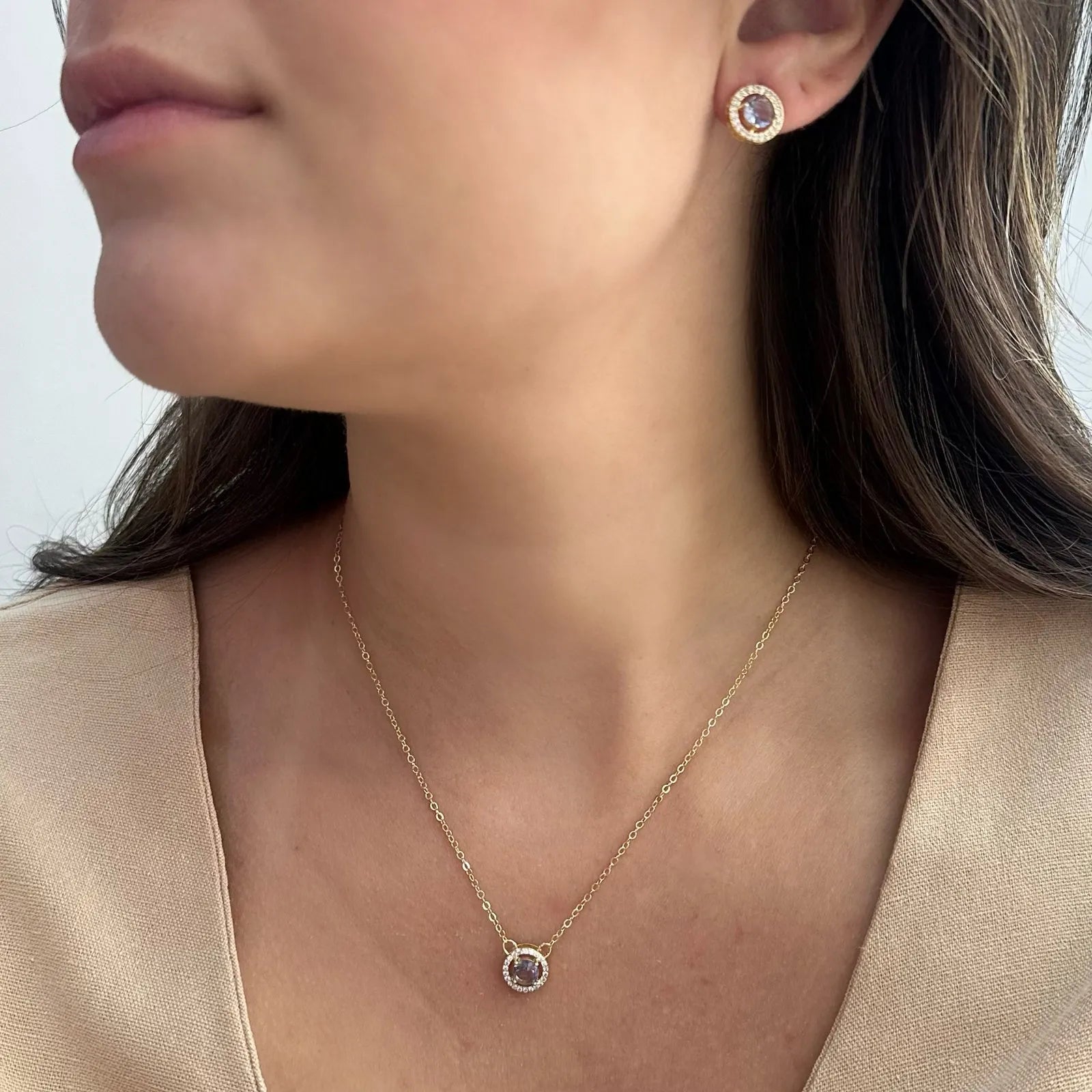 CONJUNTO REDONDO CRAVEJADO COM PEDRA LILÁS OURO