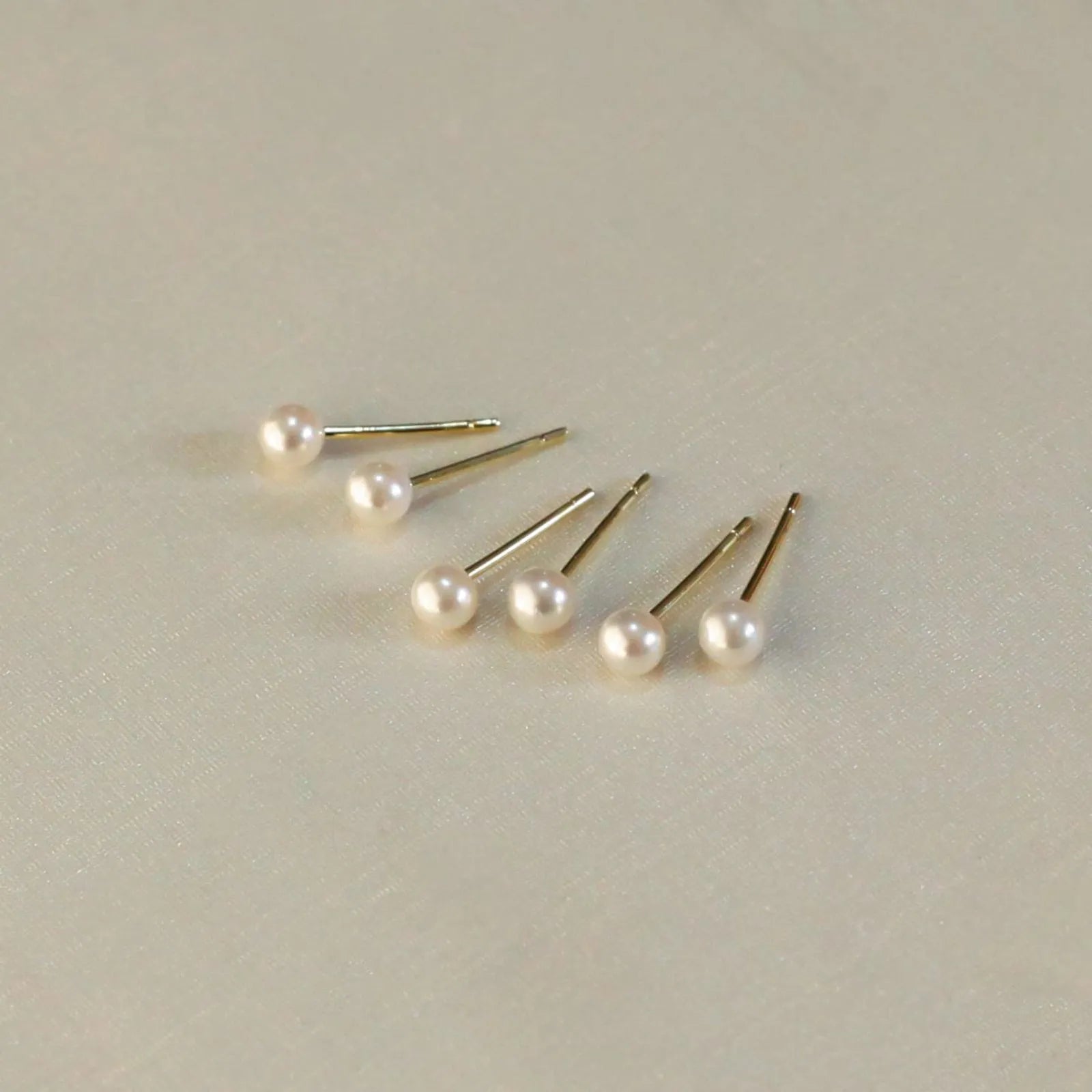 BRINCO TRIO PÉROLAS DELICADAS BANHADO A OURO 18K