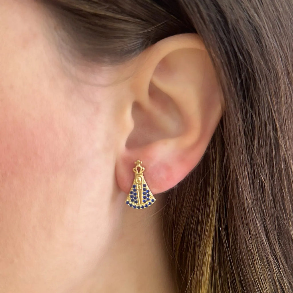 BRINCO NOSSA SENHORA CRAVEJADA AZUL BANHADO A OURO 18K